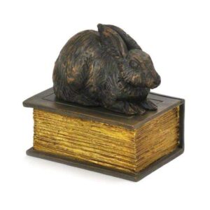 Lapin en repos sur livre